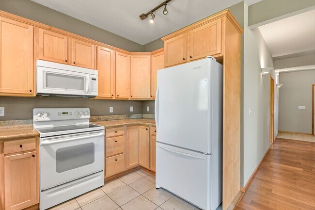 Building Photo - 2131- 2133 Yew Street