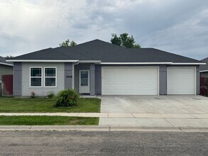 Building Photo - Spacious Single-Level Home w/3-Car Garage