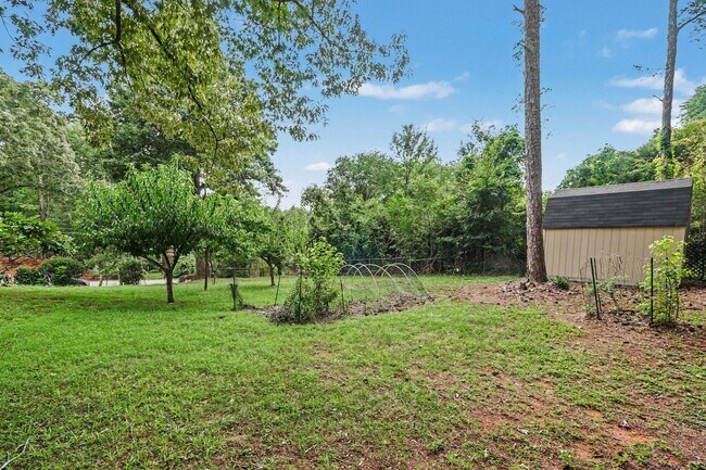 Building Photo - 290 University Cir