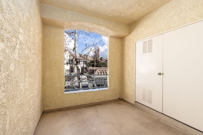 Building Photo - Beautiful Two Bedroom / Two Bathroom Condo (2nd floor / Top Floor) Near Del Mar Beaches! Call for...