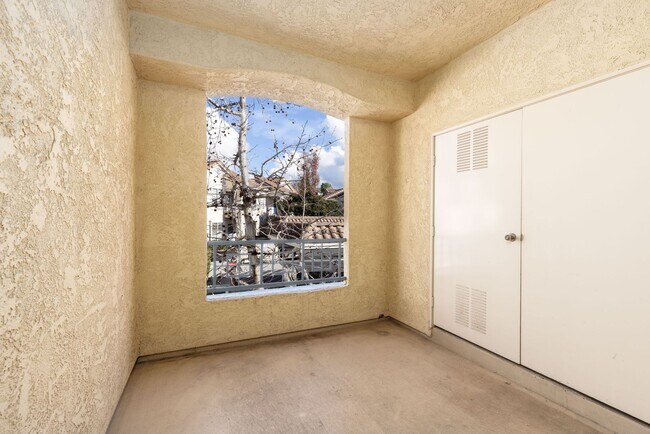 Building Photo - Beautiful Two Bedroom / Two Bathroom Condo Near Del Mar Beaches! Call for showing