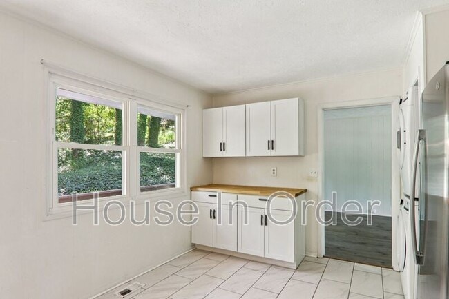 Building Photo - 325 Comet Dr