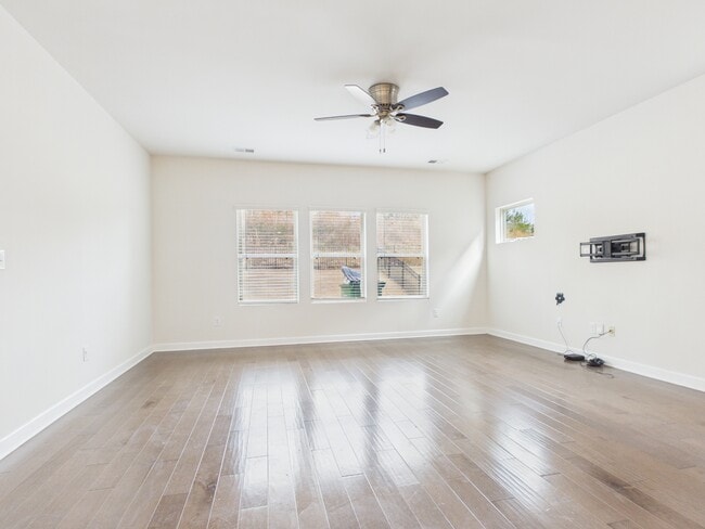 Building Photo - 3941 Woodland View Dr