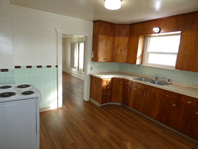 Building Photo - Centrally located 2 bedroom