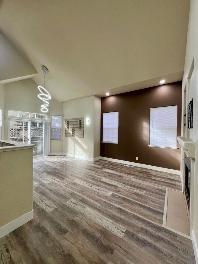Building Photo - Come check out this lovely 3 bedroom 3 bath home Conveniently located near the Marlow Shopping ce...