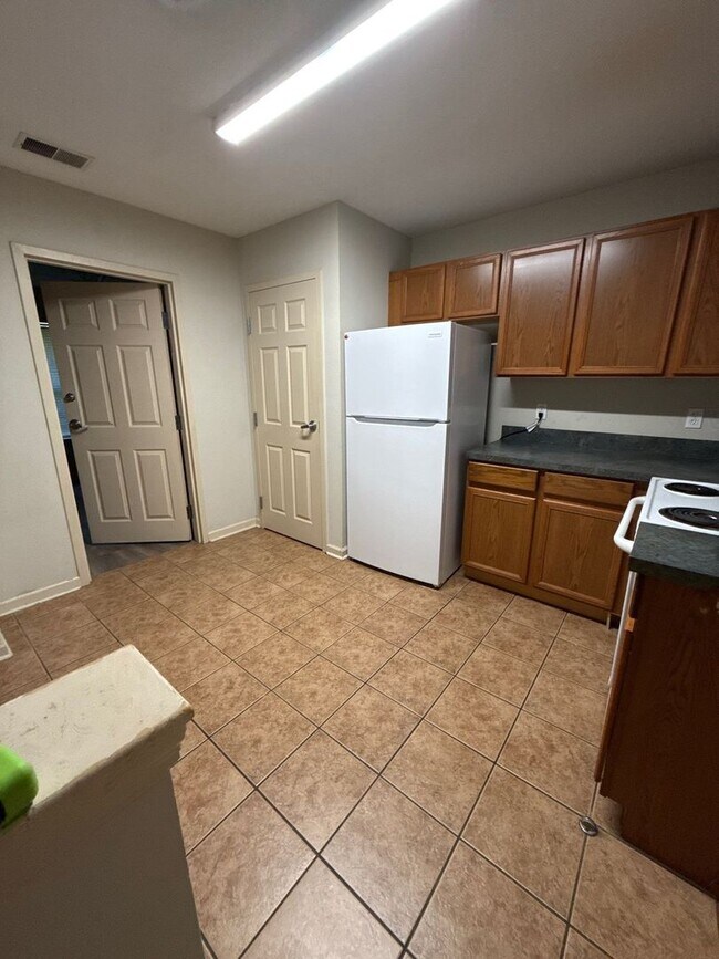 Building Photo - 2 bed 2 bath at Avalon on Pensacola! Available now!