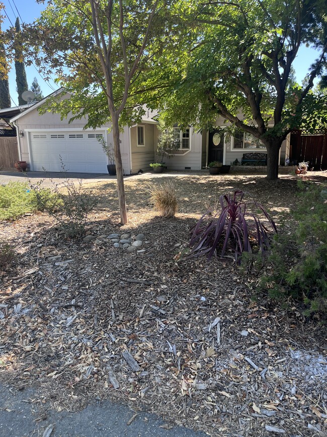 Building Photo - 3870 Greenway Dr