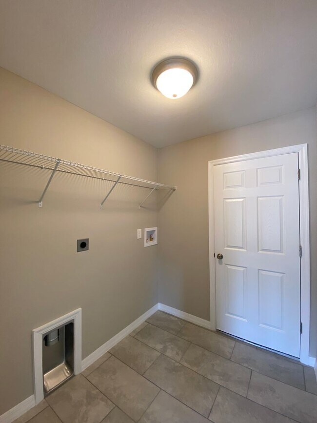 Building Photo - Desirable SE Ocala Neighborhood 3/2/2 *WON'T LAST*