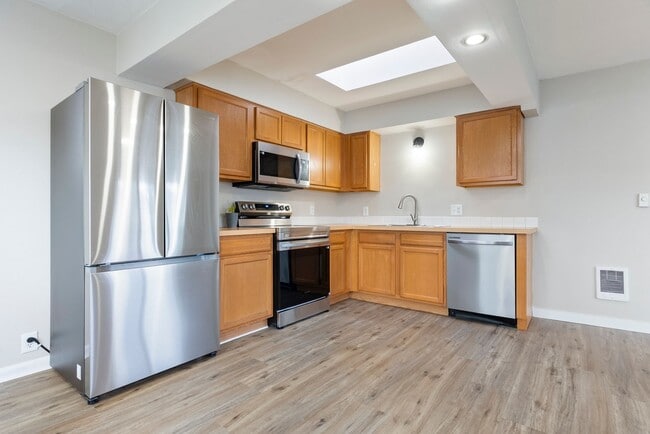 Building Photo - Newly Renovated 2 bedroom apartment