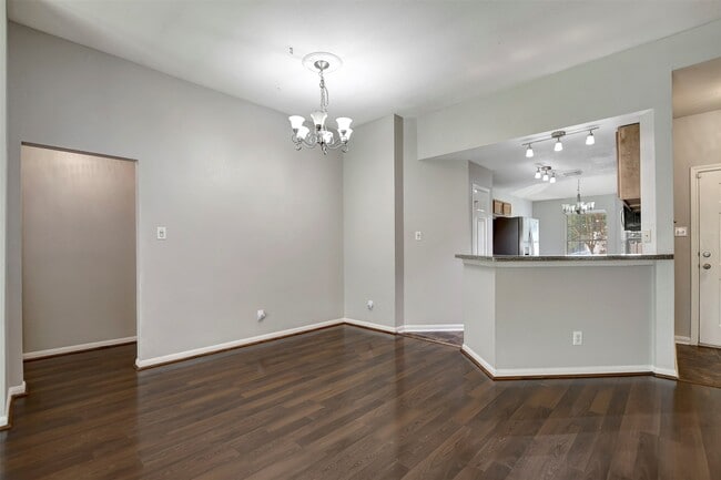 Building Photo - 1930 Greenbriar Colony Dr