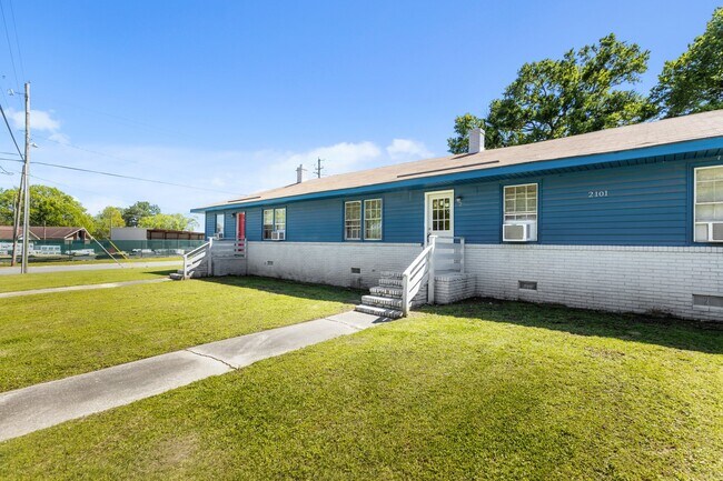 Building Photo - 2101 Montclair Dr