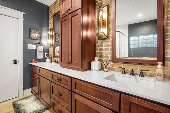 Building Photo - 508 W Polk St