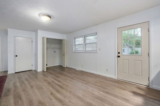 Building Photo - 906 N Belview Ave