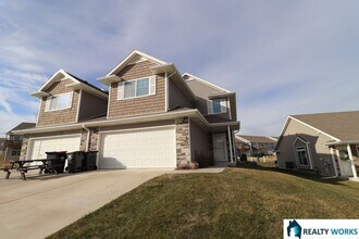 Building Photo - Large 3 bedroom, 2.5 Bath townhome available now!