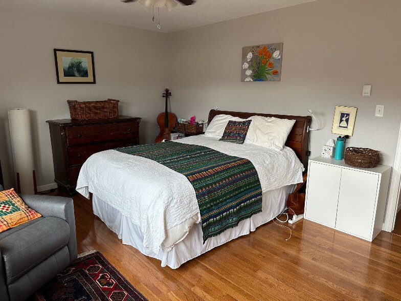 Building Photo - 883 Vineyard Ave