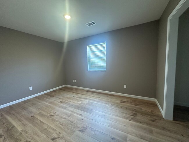 Building Photo - Newly remodoled!