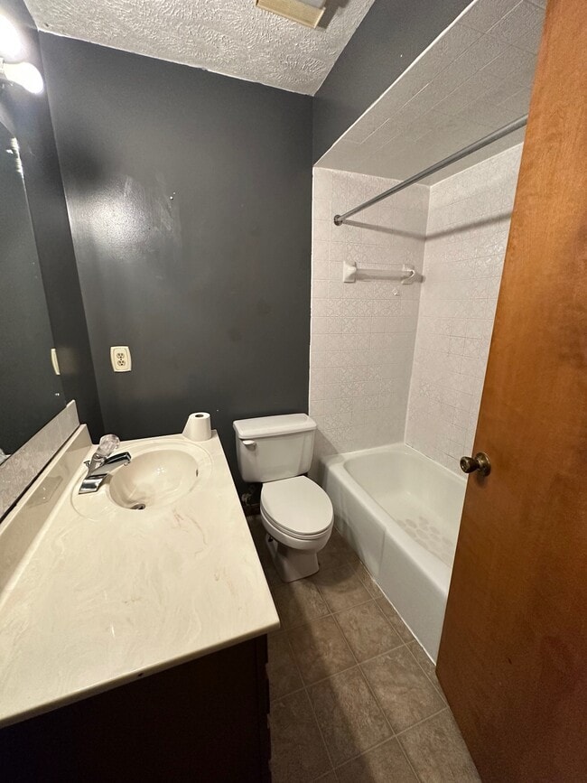 Building Photo - 905 Honeysuckle Ave