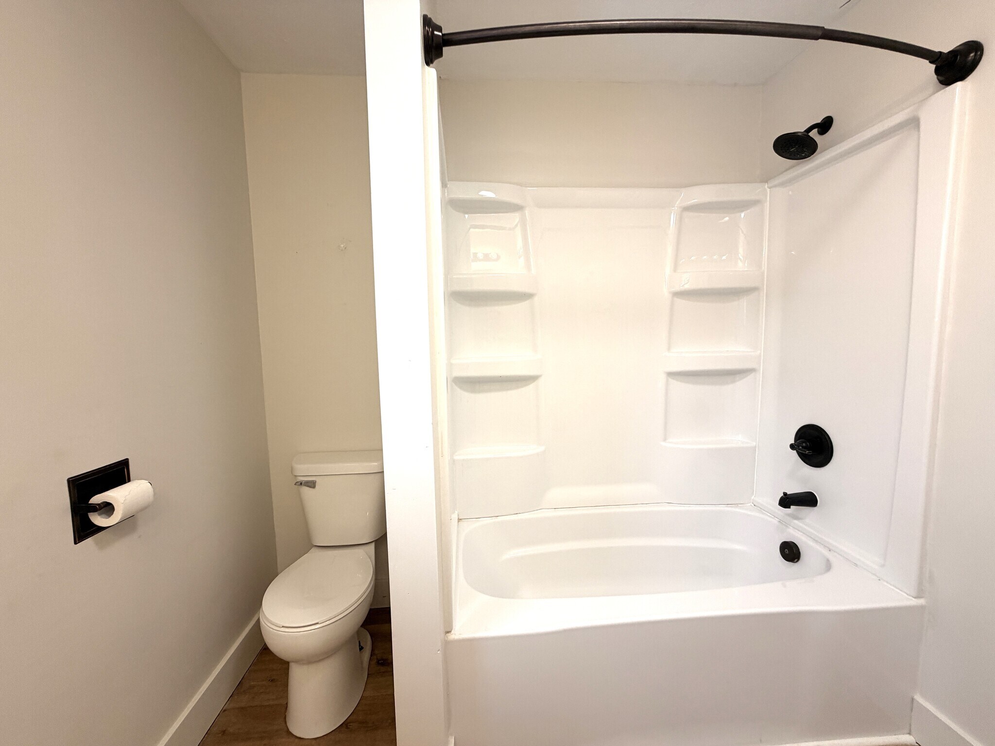 Building Photo - 988 N Maple St