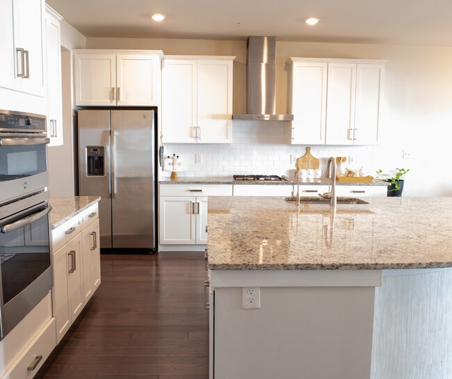 Building Photo - Luxury 3B/3.5B Townhome with Finished Base...
