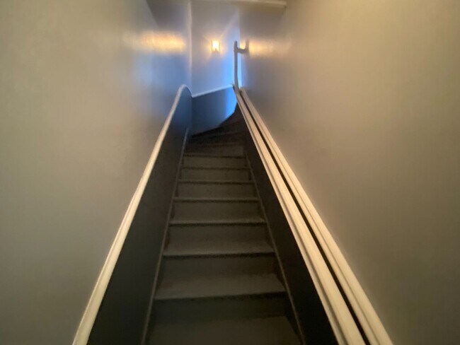 Building Photo - Spacious 4 bedroom 2 bath Townhome Updated...