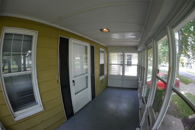 Building Photo - 915 Woodstock Ave