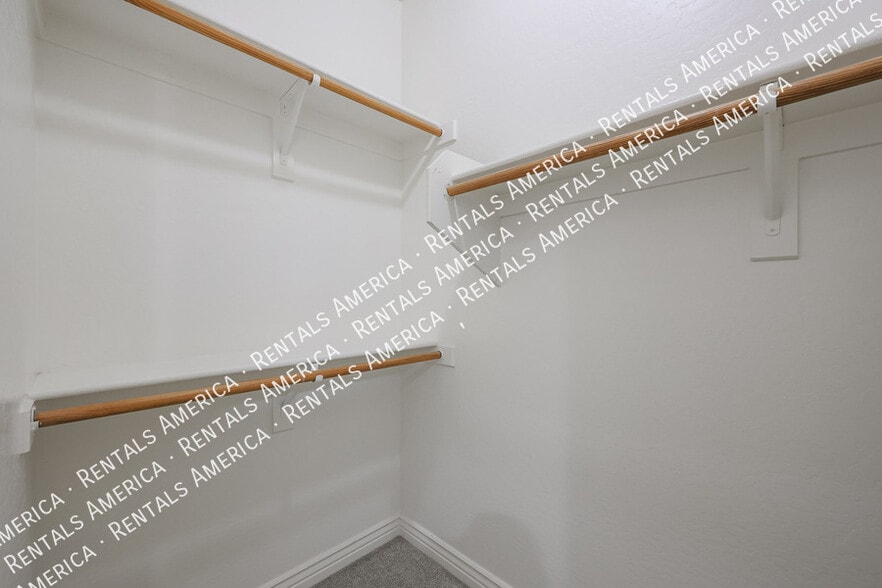 Building Photo - 8805 W Hilton Ave