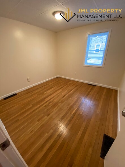 Building Photo - 47 Bogle St