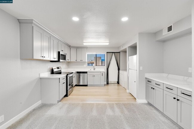 Building Photo - $500 off First Month's Rent for this updat...