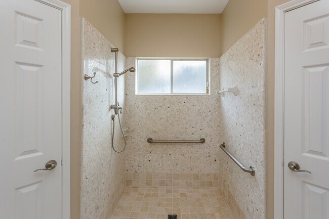 Building Photo - 1703 Plantation Dr