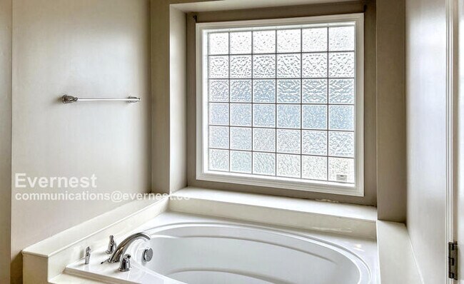 Building Photo - 100 Paxford Ct