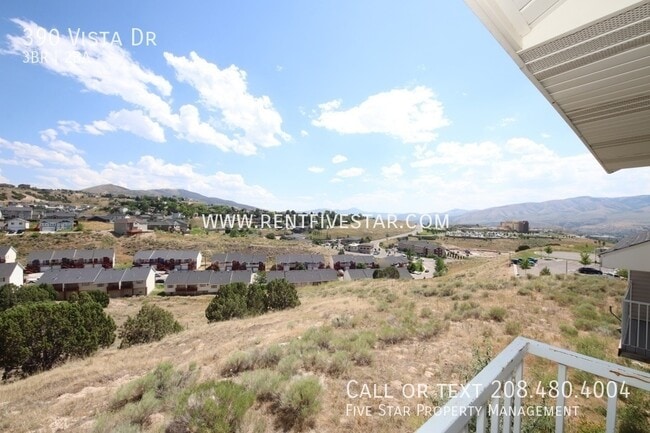 Building Photo - 390 Vista Dr