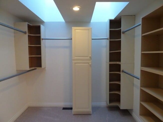 Building Photo - GREAT NEW PRICE! Gorgeous 6-Bedroom Home o...