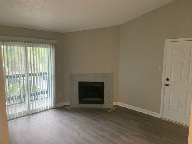 Building Photo - LIKE NEW!!!! Wonderful 2/1 Condo with Fireplace - Available NOW!