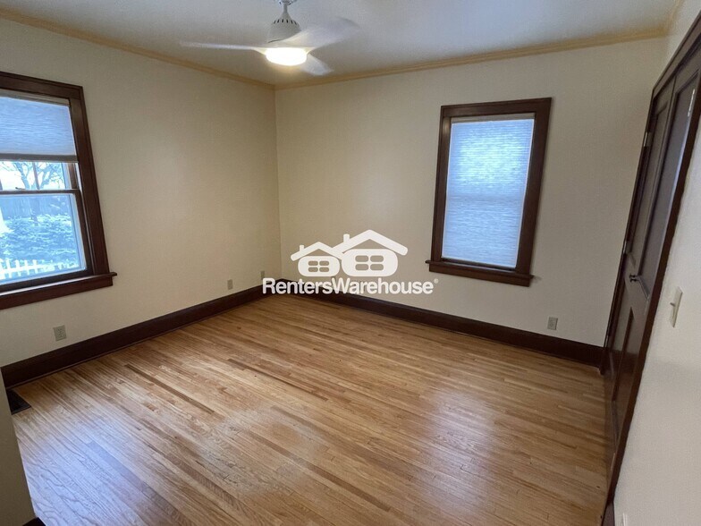 Building Photo - 826 1st St NW