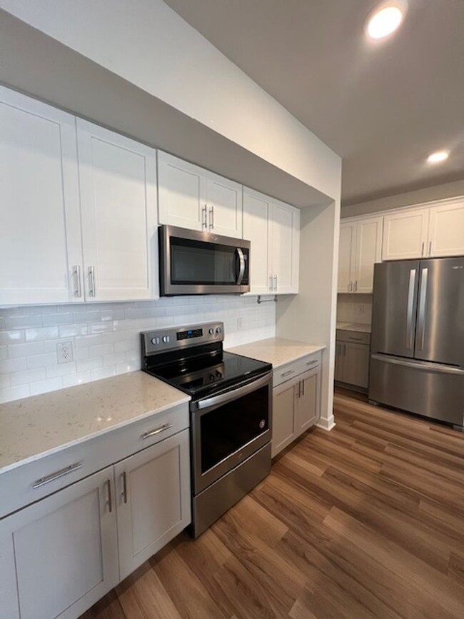 Building Photo - 3 Bedroom 2.5 Bath Townhouse In Marsh View...