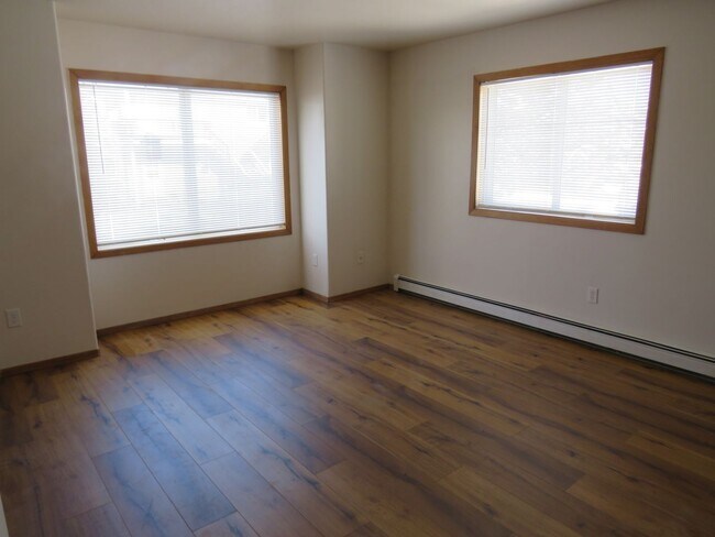Building Photo - 2 Bedrooms 1 Bathroom 4 Plex - Belgrade