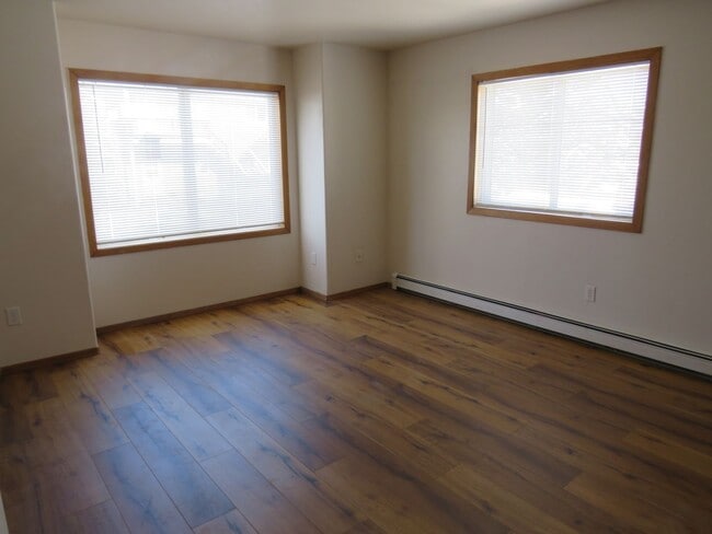 Building Photo - Comfortable 2 Bedroom, 1 Bathroom Lower-Level 4-Plex Unit