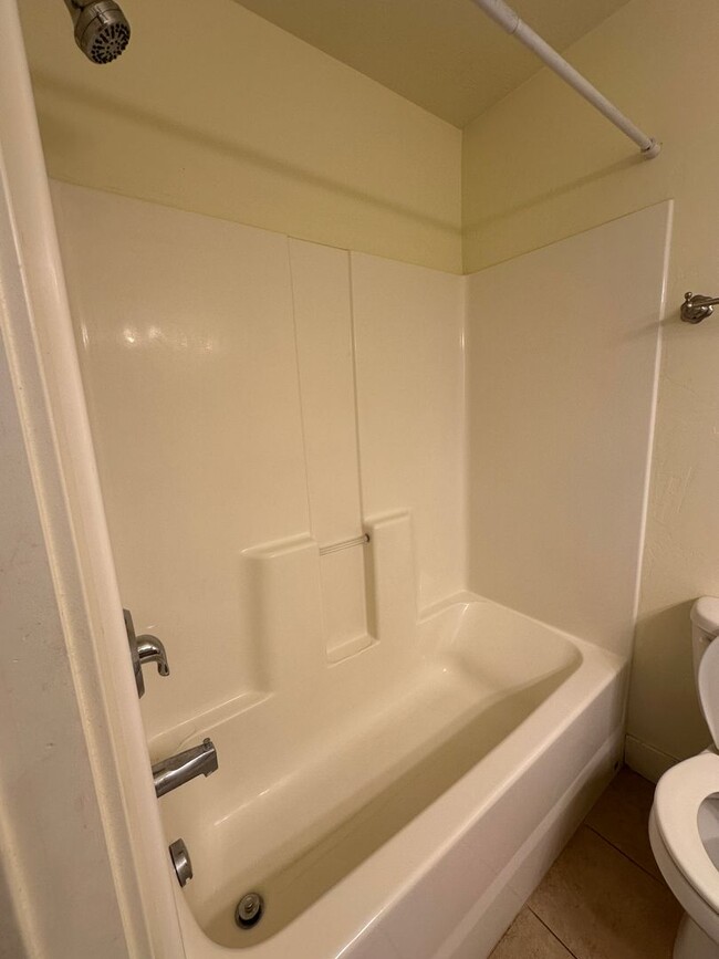 Building Photo - 2 bedroom, 2.5 bathroom townhome at Lincol...