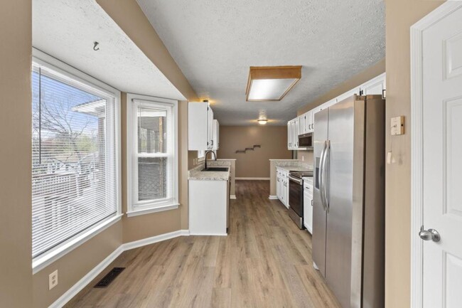 Building Photo - 709 Sandburg Pl