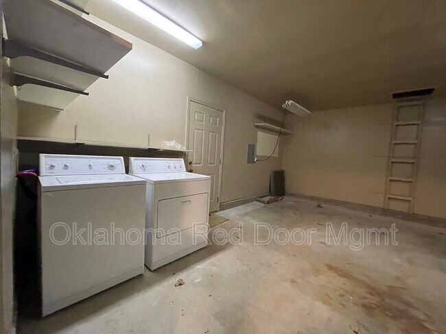 Building Photo - 1600 NE 5th St