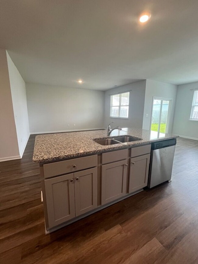 Building Photo - 3 Bedroom Home in Waterside Community of S...