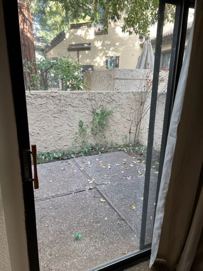 Building Photo - 22 Sierra Lakeside Ln