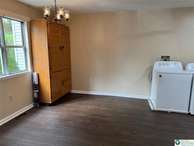 Building Photo - 1538 E 8th St