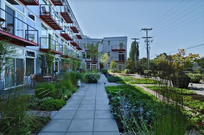 Building Photo - Metropolitan Living at its best!