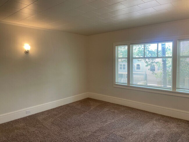 Building Photo - Two Bedroom 1 Bathroom Upstairs Unit