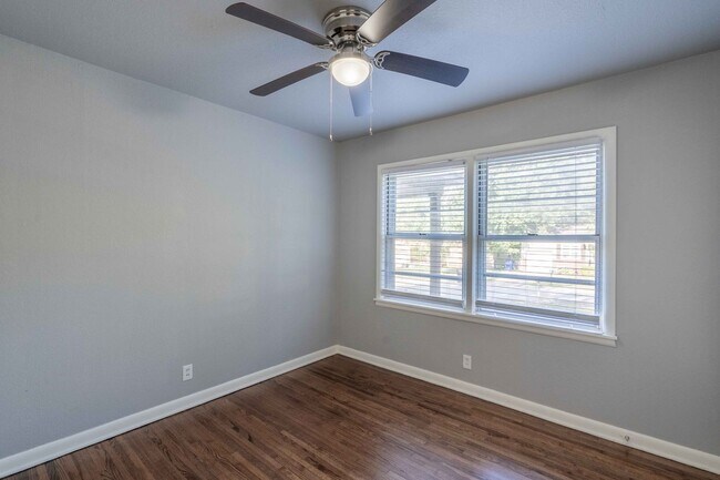 Building Photo - 1618 S Ash Pl