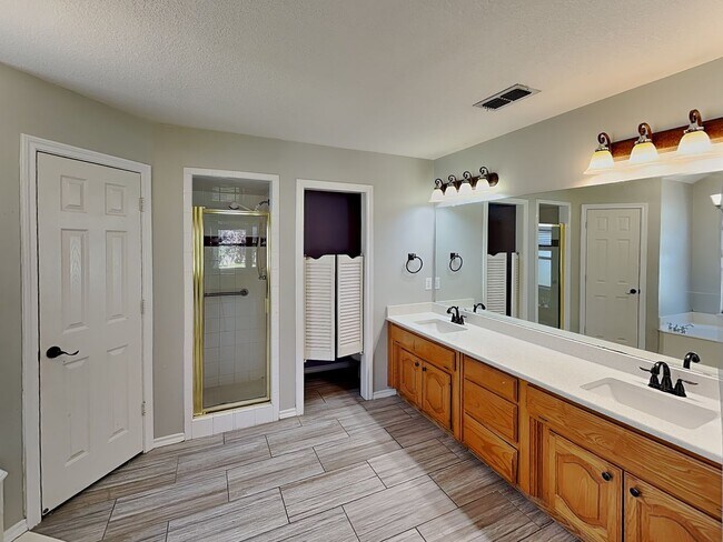 Building Photo - Your Dream Home Awaits in Parkwest—No Carpet, All Charm!