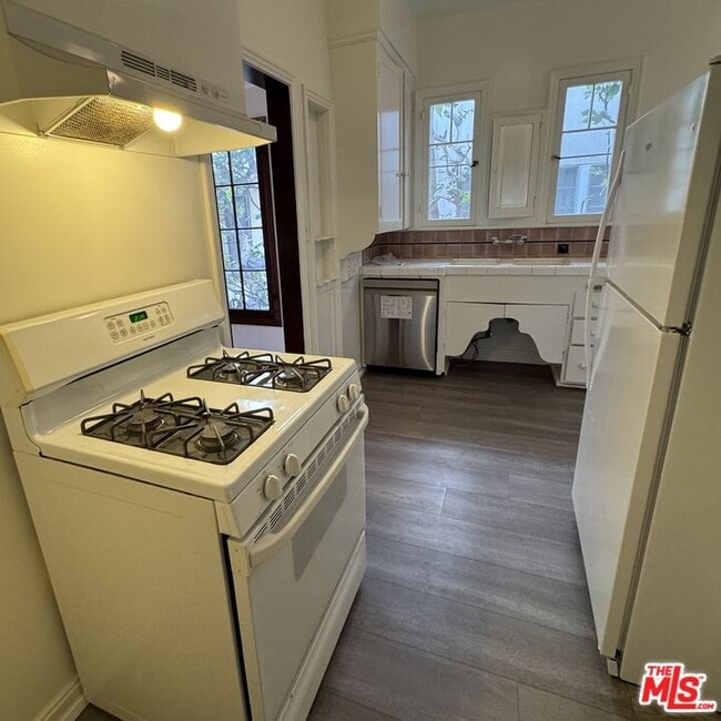 Building Photo - 328 N Sycamore Ave