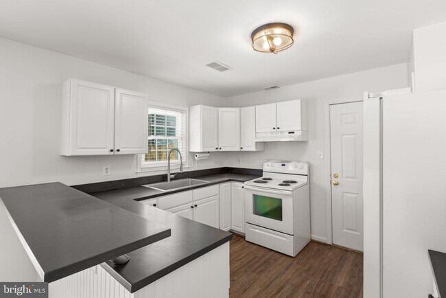 Building Photo - 11806 Camelot Way