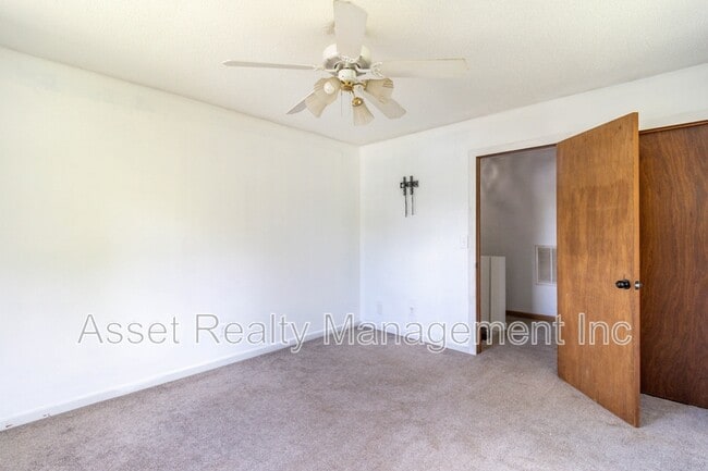 Building Photo - 817 Ridgeview Dr